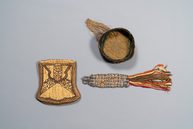 Een Iraanse met gouddraad geborduurde zijden kaftan, een hoed, een muntarmband en een Koranhouder, 19e eeuw