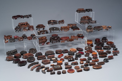 Grande collection de 137 petits socles vari&eacute;s en bois, Chine, 19/20&egrave;me