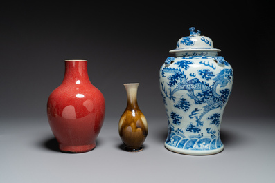 Deux vases en porcelaine de Chine monochrome et un vase couvert en bleu et blanc, 19&egrave;me