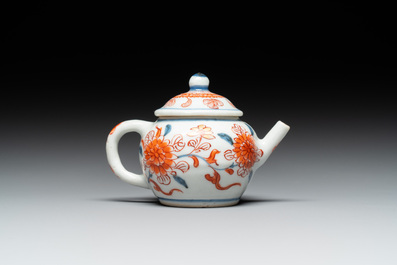 Th&eacute;i&egrave;re miniature en porcelaine de Chine de style Imari, Kangxi