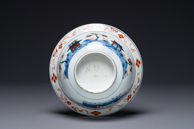 Een Chinese Imari-stijl 'klapmuts' kom met landschapsdecor, ex-collectie van August de Strerke, Kangxi