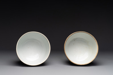 A pair of Chinese capucin-brown-ground famille rose covered bowls with floral design, Yongzheng/Qianlong