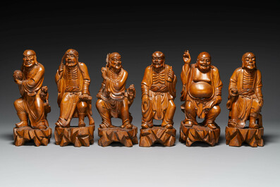 Groupe de sculptures en buis repr&eacute;sentant 18 Luohan, Chine, 20&egrave;me