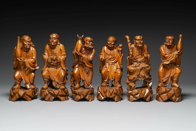 Groupe de sculptures en buis repr&eacute;sentant 18 Luohan, Chine, 20&egrave;me