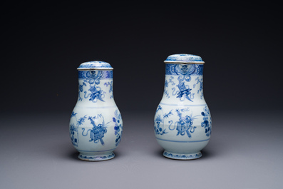 Twee Chinese blauw-witte dekselkannen met floraal decor, Yongzheng/Qianlong
