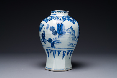 Een Chinese blauw-witte octagonale 'Jia Guan Jin Jue 加官晉爵' vaas, Transitie periode