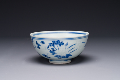 Een Chinese blauw-witte kom met floraal decor uit het Hatcher scheepswrak, Transitie periode