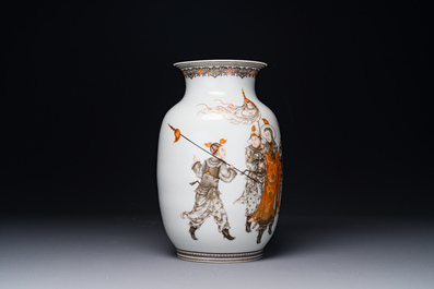 Vase de forme lanterne en porcelaine de Chine &agrave; d&eacute;cor 'mulan 木蘭' en rouge de fer, grisaille et dor&eacute;, sign&eacute; Zhou Xiangpu 周湘浦, 20&egrave;me