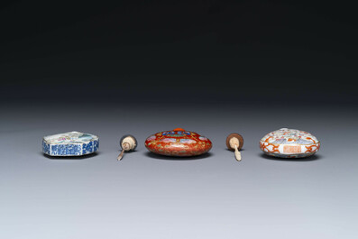 Trois tabati&egrave;res en porcelaine de Chine famille rose, marque de Qianlong, 19&egrave;me