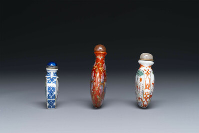 Trois tabati&egrave;res en porcelaine de Chine famille rose, marque de Qianlong, 19&egrave;me