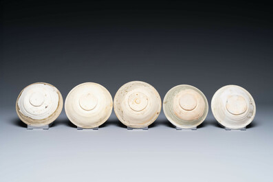 Een gevarieerde collectie van acht stukken Chinees monochroom geglazuurd porselein, Tang/Ming