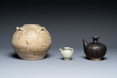 Collection vari&eacute;e de huit pi&egrave;ces en porcelaine de Chine monochrome, Tang/Ming