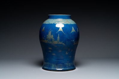 Vase en porcelaine de Chine &agrave; d&eacute;cor de paysage dor&eacute; sur fond bleu poudr&eacute;, Qianlong/jiaqing