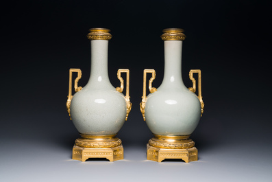 Een paar Chinese ge-type vazen met vergulde bronzen monturen, 19e eeuw