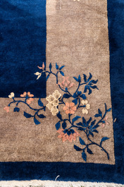 Grand tapis en bleu fonc&eacute; &agrave; d&eacute;cor floral, 19/20&egrave;me