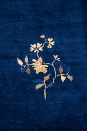 Grand tapis en bleu fonc&eacute; &agrave; d&eacute;cor floral, 19/20&egrave;me