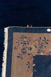 Grand tapis en bleu fonc&eacute; &agrave; d&eacute;cor floral, 19/20&egrave;me
