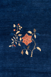 Grand tapis en bleu fonc&eacute; &agrave; d&eacute;cor floral, 19/20&egrave;me