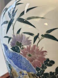 Vase en porcelaine de Chine en &eacute;maux polychromes &agrave; d&eacute;cor de cailles, marque Xuantong, dat&eacute; 1910