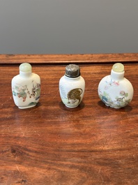 Trois tabati&egrave;res vari&eacute;es en porcelaine de Chine famille rose, marque et &eacute;poque de Daoguang