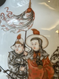 Vase de forme lanterne en porcelaine de Chine &agrave; d&eacute;cor 'mulan 木蘭' en rouge de fer, grisaille et dor&eacute;, sign&eacute; Zhou Xiangpu 周湘浦, 20&egrave;me