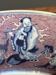 Een Chinese blauw-witte en rose-ge&euml;mailleerde kom met 'Acht Onsterfelijken', Guangxu merk en periode