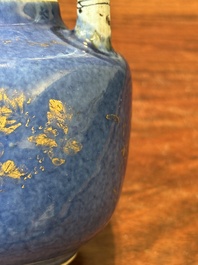 Th&eacute;i&egrave;re couverte en porcelaine de Chine &agrave; d&eacute;cor dor&eacute; sur fond bleu poudr&eacute; &agrave; anse faux-bambou, Kangxi