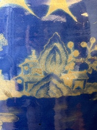 Een Chinese poederblauwe vaas met verguld landschapsdecor, Qianlong/Jiaqing