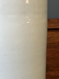Een Chinese Dehua blanc de Chine vaas met floraal anhua decor, Kangxi