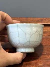 A Chinese ge-type crackle-glazed tea cup, 19th C.