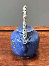 Th&eacute;i&egrave;re couverte en porcelaine de Chine &agrave; d&eacute;cor dor&eacute; sur fond bleu poudr&eacute; &agrave; anse faux-bambou, Kangxi