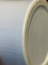Vase de forme 'meiping' en porcelaine de Chine en blanc monochrome &agrave; d&eacute;cor incis&eacute;, 19&egrave;me