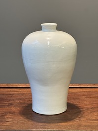 Vase de forme 'meiping' en porcelaine de Chine en blanc monochrome &agrave; d&eacute;cor incis&eacute;, 19&egrave;me