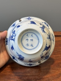 Bol en porcelaine de Chine en bleu et blanc &agrave; d&eacute;cor de gar&ccedil;ons jouant et de femmes, mont&eacute; d'une anse en argent, marque de Chenghua, Kangxi