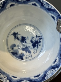 Bol en porcelaine de Chine en bleu et blanc &agrave; d&eacute;cor de gar&ccedil;ons jouant et de femmes, mont&eacute; d'une anse en argent, marque de Chenghua, Kangxi