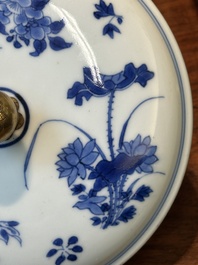 Een Chinese blauw-witte dekselkom met floraal decor en vergulde bronzen monturen, Transitie periode