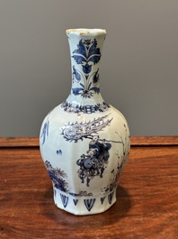 Een fraaie flesvormige Delftse blauw-wit en mangane chinoiserie vaas, eind 17e eeuw