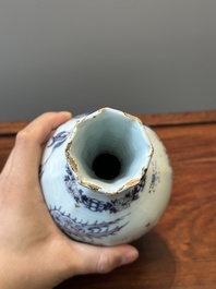 Een fraaie flesvormige Delftse blauw-wit en mangane chinoiserie vaas, eind 17e eeuw