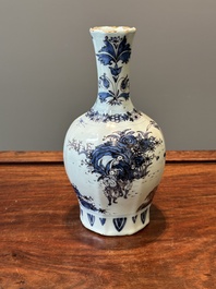 Een fraaie flesvormige Delftse blauw-wit en mangane chinoiserie vaas, eind 17e eeuw