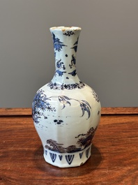 Een fraaie flesvormige Delftse blauw-wit en mangane chinoiserie vaas, eind 17e eeuw