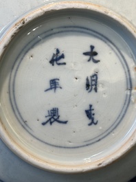 Een Chinese blauw-witte kom met figuren in een landschap, Chenghua merk, Chongzhen