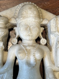 Een wit marmeren fragment van Parvati en een wit marmeren fragment van Tirthankara, India, 12/13e eeuw