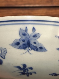 Een Chinese blauw-witte kom met floraal decor uit het Hatcher scheepswrak, Transitie periode