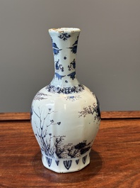 Een fraaie flesvormige Delftse blauw-wit en mangane chinoiserie vaas, eind 17e eeuw