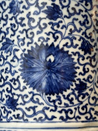 Een Chinese blauw-witte 'gu' vaas met chrysantslingers, Kangxi