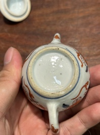 Th&eacute;i&egrave;re miniature en porcelaine de Chine de style Imari, Kangxi