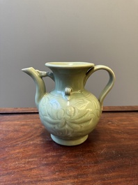 Een Chinese Longquan celadon wijnkan met anhua decor, Yuan/Ming