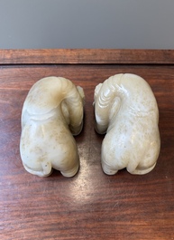 Een paar Chinese witte en roodbruine jade sculpturen van een olifant, Qianlong