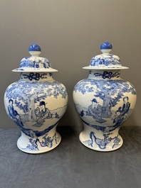 Paire de vases couverts en porcelaine de Chine en bleu et blanc &agrave; d&eacute;cor figuratif, 19&egrave;me