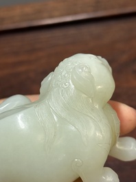 Een fijne Chinese celadon jade sculptuur van een mythisch dier, 17/18e eeuw